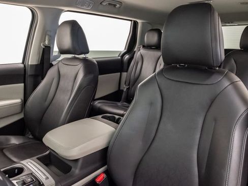 Used 2024 Kia Carnival LX FWD image 9