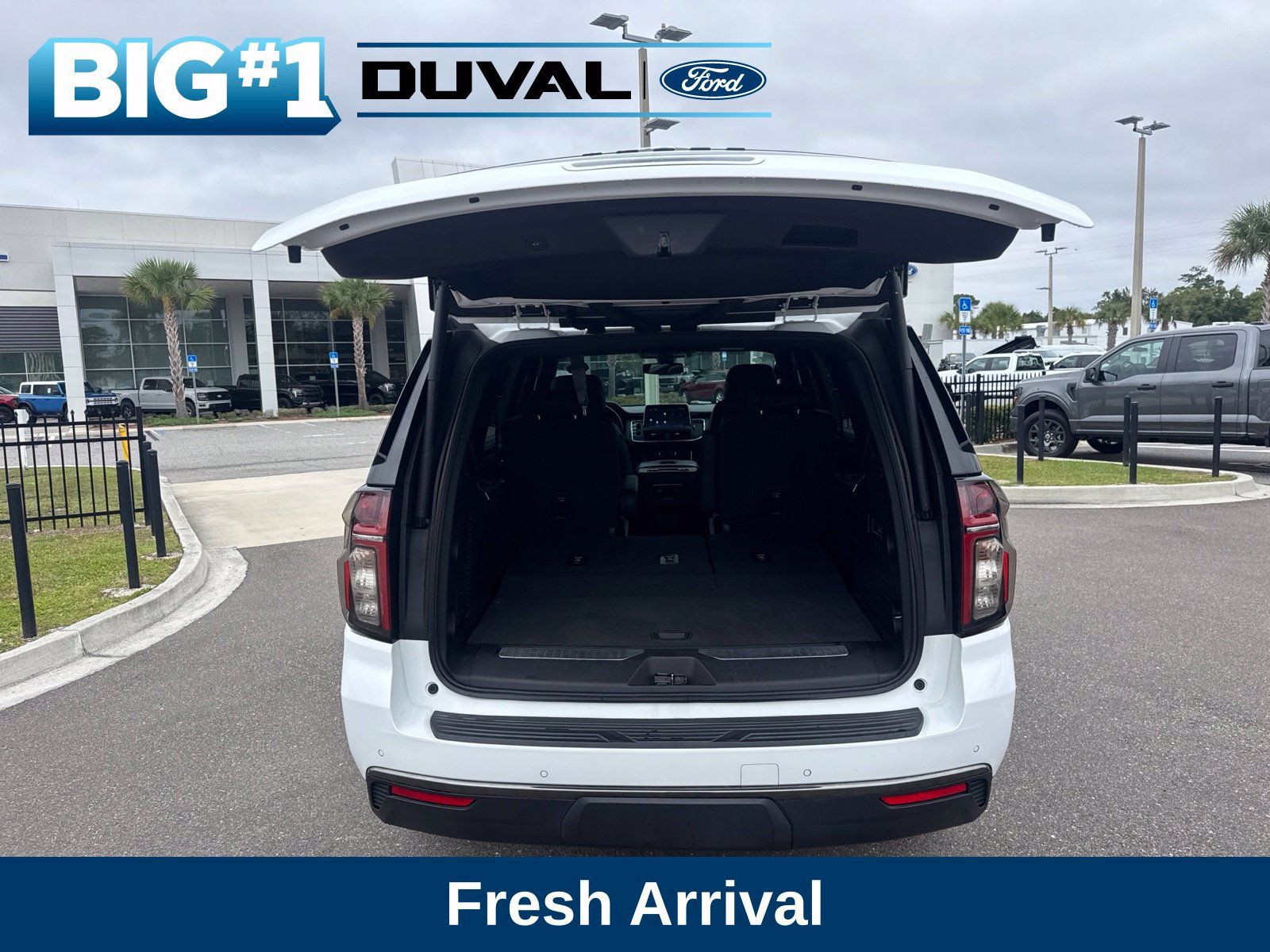 Used 2022 Chevrolet Tahoe Z71 w/ Luxury Package AWD/4WD image 5