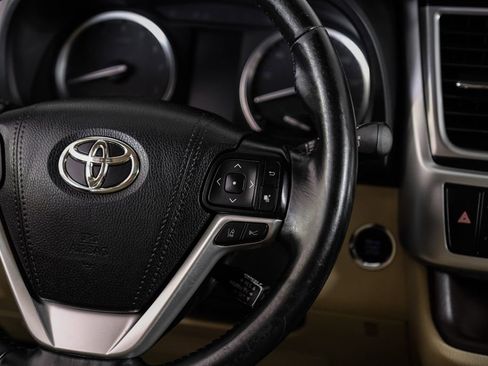 Used 2019 Toyota Highlander XLE FWD image 15