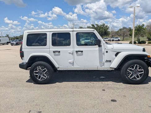 Used 2025 Jeep Wrangler Unlimited Sahara AWD/4WD image 4