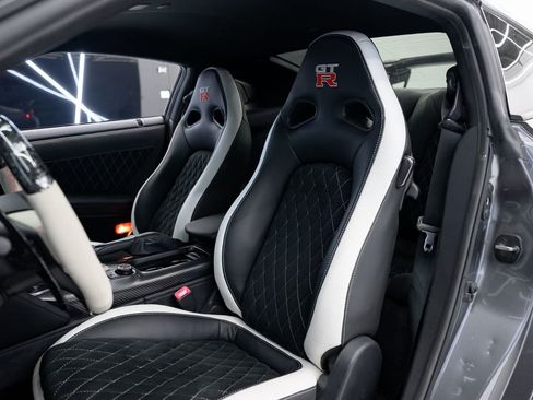 Used 2018 Nissan GT-R Premium image 36