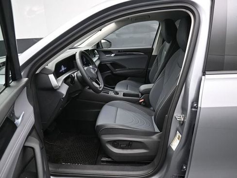 New 2026 Volkswagen Tiguan SE FWD image 9
