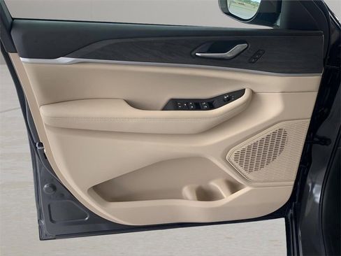 Used 2025 Jeep Grand Cherokee Limited image 22