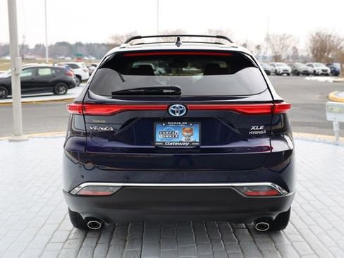 Used 2022 Toyota Venza XLE image 4