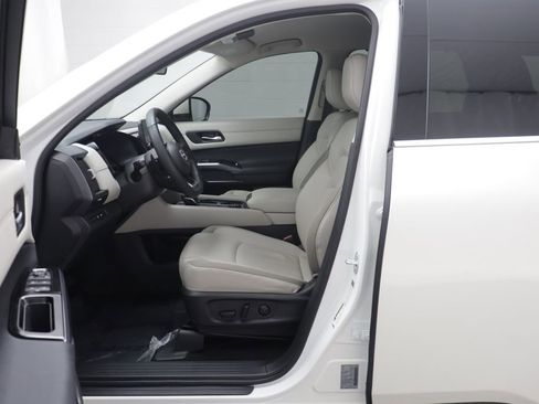 Used 2023 Nissan Pathfinder SL AWD/4WD image 5