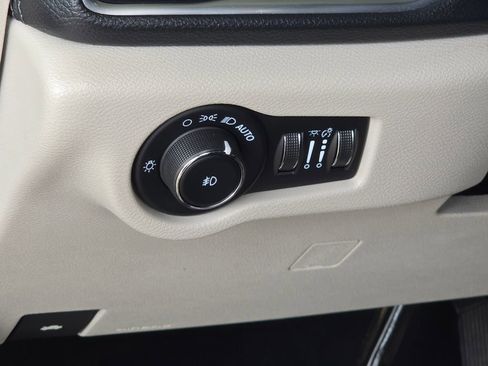 Used 2020 Chrysler Pacifica Limited FWD image 8