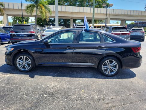 Certified 2024 Volkswagen Jetta SE w/ Panoramic Sunroof Package FWD image 8
