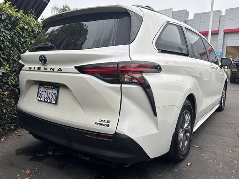 Used 2021 Toyota Sienna XLE w/ XLE Plus Package image 5
