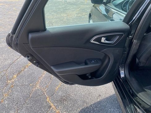 Used 2016 Chrysler 200 Limited w/ Convenience Group image 16