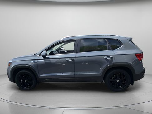 Used 2022 Volkswagen Taos SE w/ Panoramic Sunroof Package FWD image 2