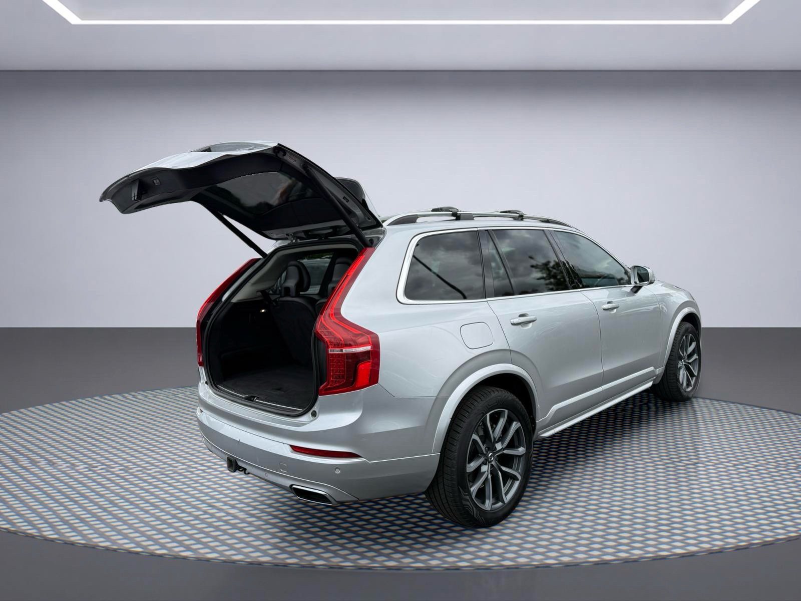 Used 2016 Volvo XC90 T6 Momentum w/ Momentum Plus Package AWD/4WD image 9