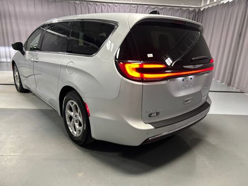 Used 2024 Chrysler Pacifica Limited image 5