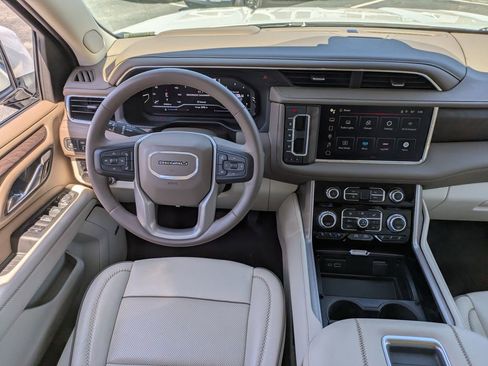 Used 2023 GMC Yukon XL Denali AWD/4WD image 19