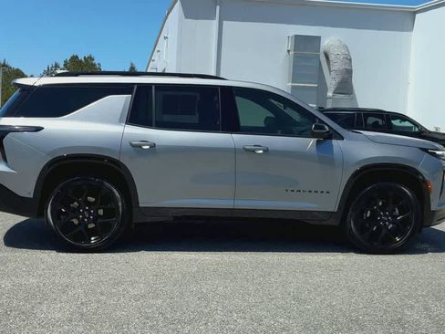Used 2025 Chevrolet Traverse RS image 9