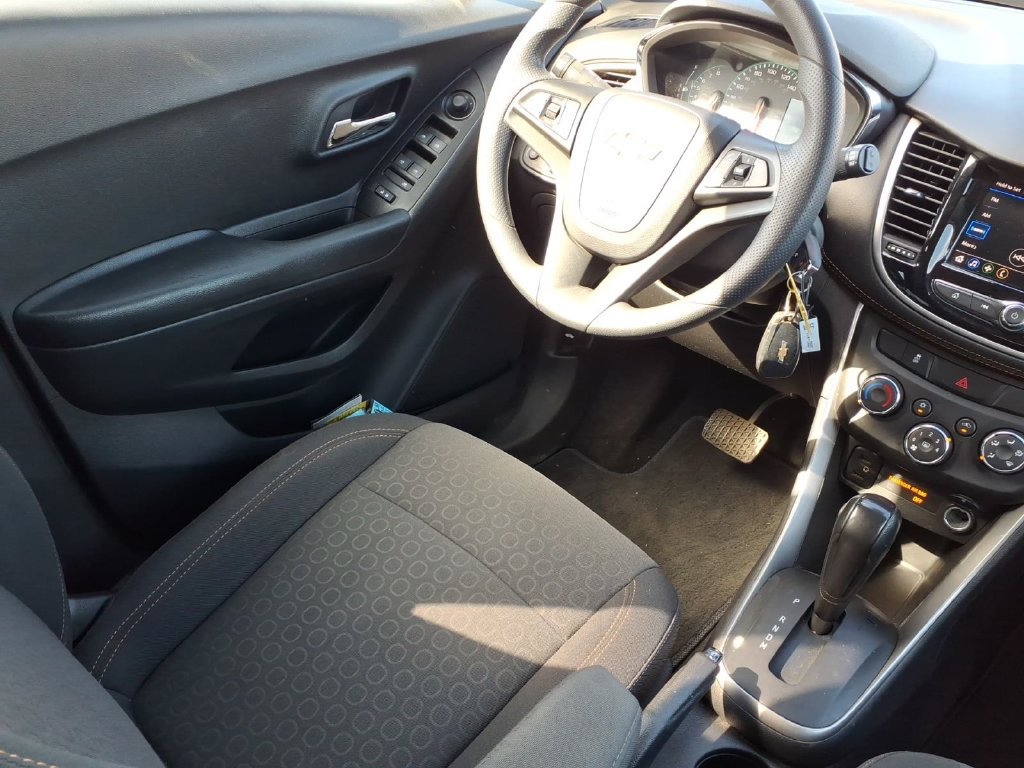Used 2022 Chevrolet Trax LS w/ Tint and Cruise Package FWD image 9