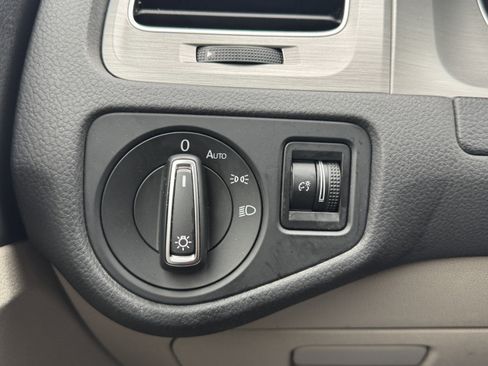 Used 2016 Volkswagen Golf Limited Edition image 33