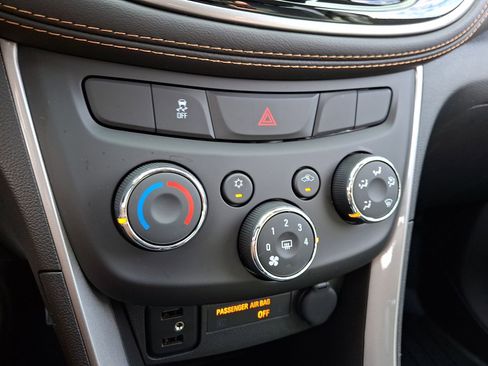 Certified 2022 Chevrolet Trax LT w/ LT Convenience Package image 18