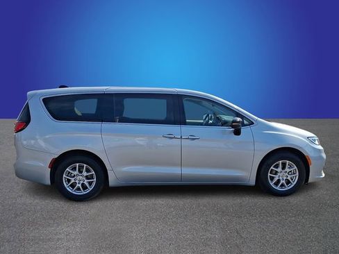 Used 2024 Chrysler Pacifica Touring-L image 4