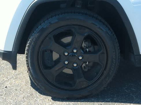 Used 2018 Jeep Grand Cherokee Laredo AWD/4WD image 14