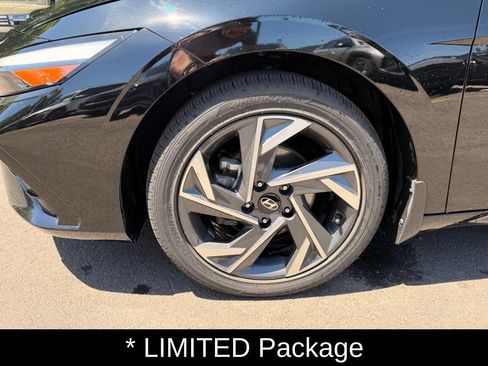 Certified 2025 Hyundai Elantra Limited FWD image 9