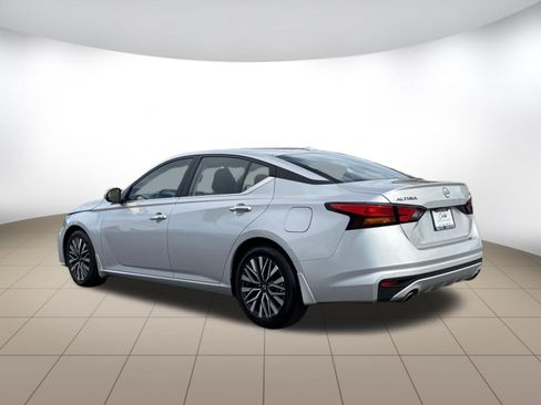 Used 2024 Nissan Altima 2.5 SV w/ SV Premium Package FWD image 5