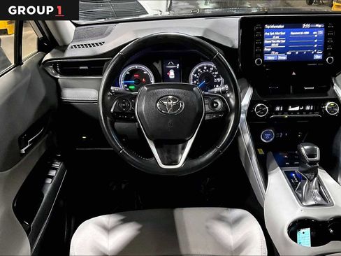 Certified 2021 Toyota Venza LE image 5