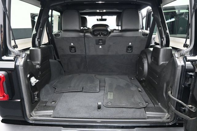 Used 2022 Jeep Wrangler Unlimited Sahara w/ Cold Weather Group AWD/4WD image 12