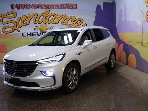 Used 2022 Buick Enclave Essence image 2