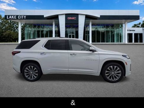 Used 2023 Chevrolet Traverse Premier FWD image 3