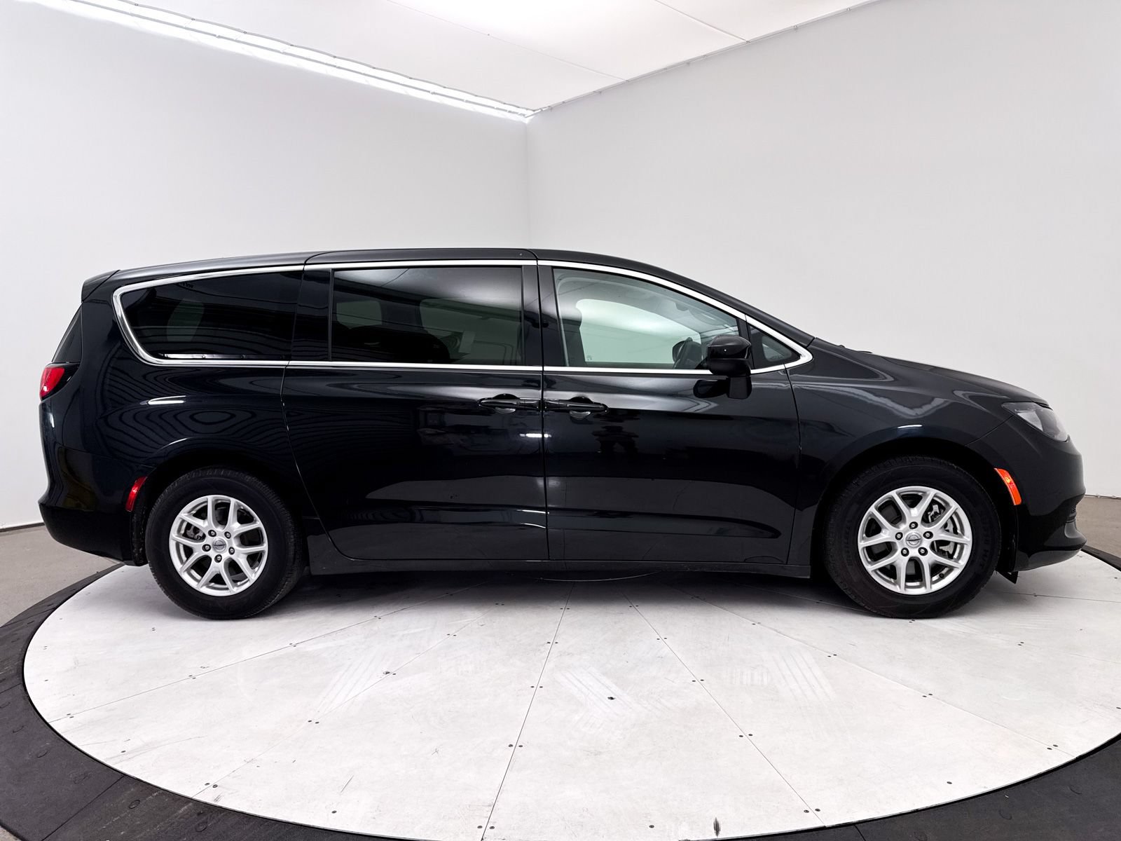 Used 2023 Chrysler Voyager LX FWD image 38