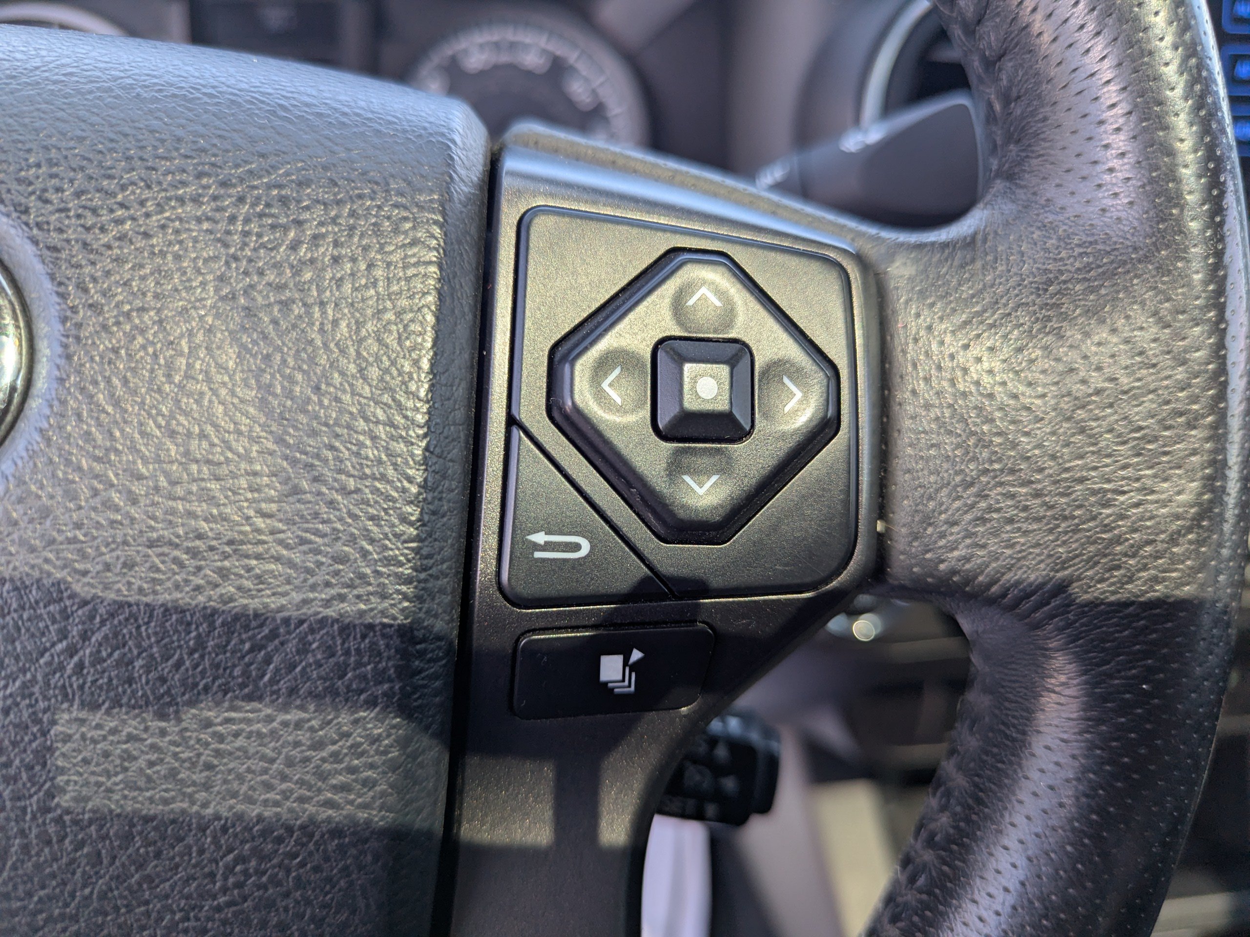 Used 2017 Toyota Tacoma TRD Off-Road AWD/4WD image 17