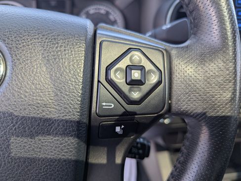 Used 2017 Toyota Tacoma TRD Off-Road AWD/4WD image 17