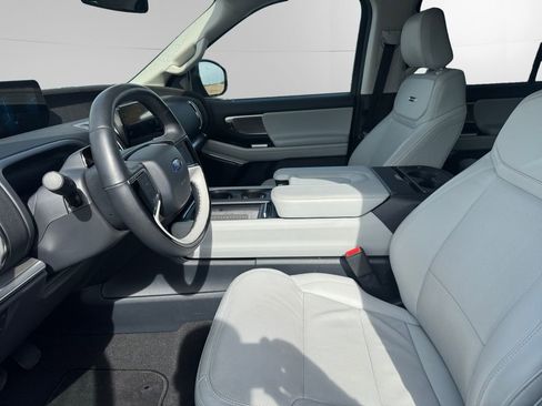 Certified 2025 Ford Expedition Platinum image 9