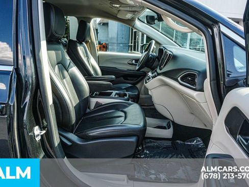 Used 2023 Chrysler Pacifica Touring-L FWD image 24