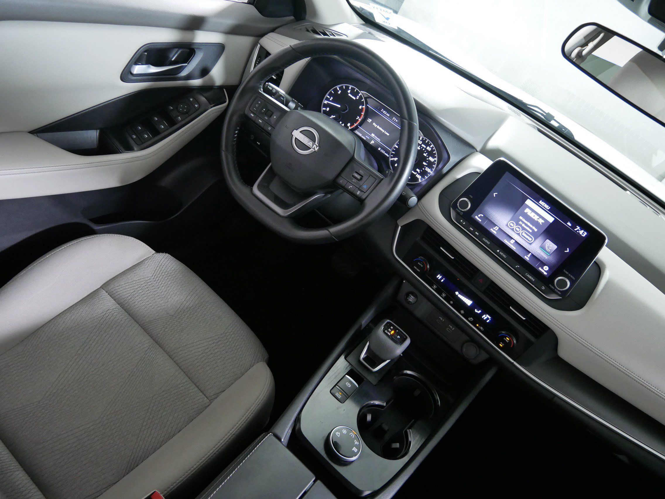Used 2025 Nissan Rogue SV AWD/4WD image 9
