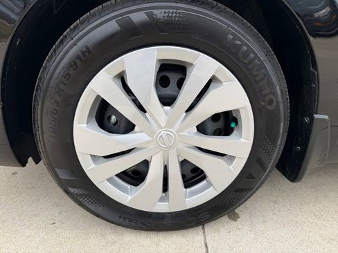 Used 2025 Nissan Versa S w/ Trunk Package image 27