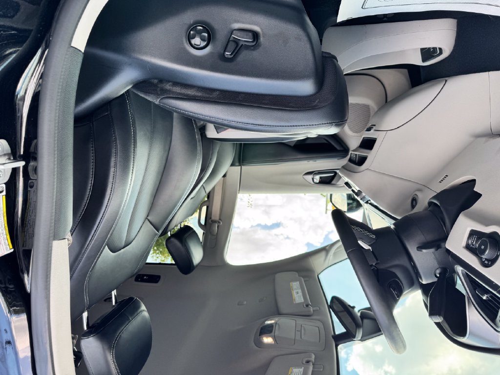 Used 2024 Chrysler Pacifica Touring-L FWD image 17