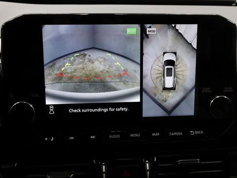 Used 2024 Nissan Pathfinder SL image 2