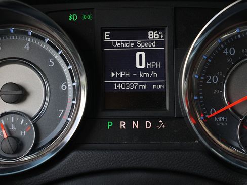 Used 2013 Chrysler Town & Country Touring FWD image 38