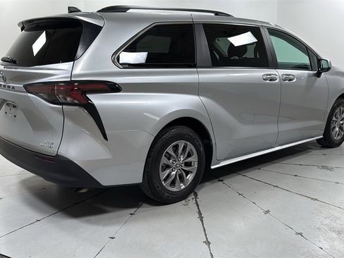 Used 2024 Toyota Sienna XLE image 5