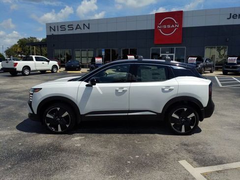 Certified 2025 Nissan Kicks SR FWD image 9