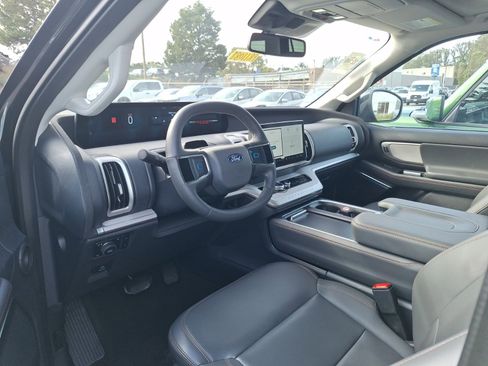 Used 2025 Ford Expedition Active image 8