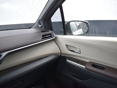 Used 2021 Toyota Sienna Platinum image 14