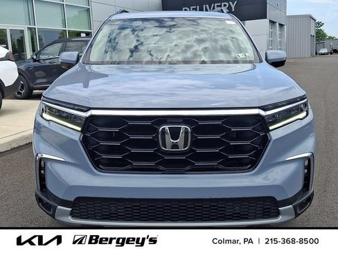 Used 2023 Honda Pilot Touring image 2