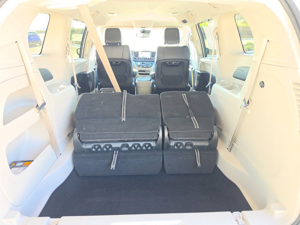 Used 2023 Chrysler Pacifica Touring-L FWD image 19