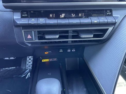 Used 2025 Toyota Camry SE w/ Convenience Package image 41