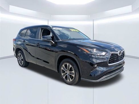 Used 2023 Toyota Highlander XLE FWD image 2