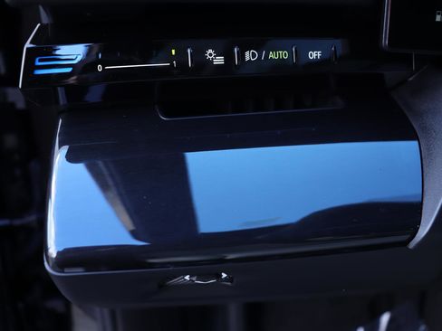 Used 2025 BMW 530i w/ Executive Package image 28