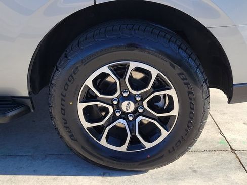 Certified 2024 Ford Expedition XLT image 17