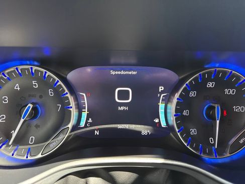 Used 2021 Chrysler Pacifica Touring-L w/ Uconnect Theater Family Group FWD image 8